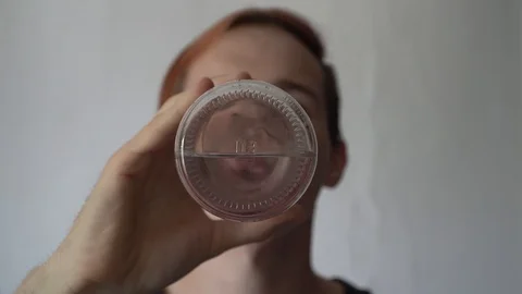 Zero waste concept. Man drinking water from a reusable glass bottle. Vidéo 112861278