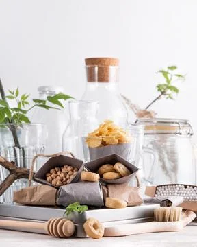 Zero waste concept, plastic free. Set of natural kitchen accessories. eco-fri 스톡 사진