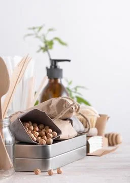 Zero waste concept, plastic free. Set of natural kitchen accessories. eco-fri Foto stock