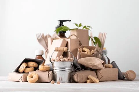 Zero waste concept, plastic free. Set of natural home or kitchen accessories. Foto stock
