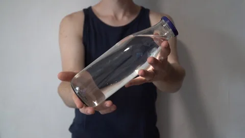 Zero waste concept. Using a glass bottle instead of a plastic bottle. Vidéo 112817341
