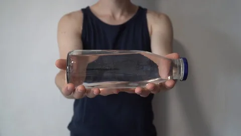 Zero waste concept. Using a glass bottle instead of a plastic bottle. Vidéo 112817516
