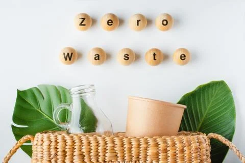 Zero waste concept.top view wicker bag with glass bottle and reusable cup wit Foto stock