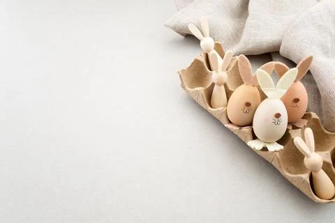 Zero waste Easter. Easter bunny eggs in egg carton for spring holiday Foto stock