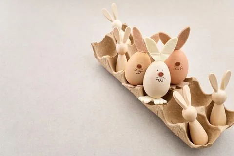 Zero waste Easter. Easter egg bunnies and wooden figures in carton Foto stock