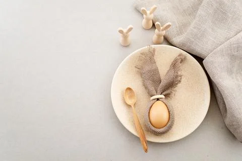 Zero waste Easter. Easter table setting with egg bunny and wooden rabbits Foto stock