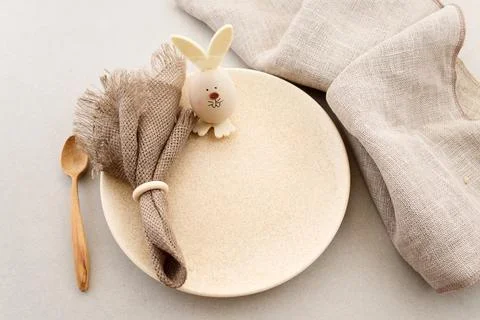 Zero waste Easter. Easter table setting with bunny egg decoration and linen Foto stock