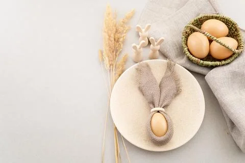 Zero waste Easter. Rustic easter table setting with bunny ear napkin Stock-Fotos