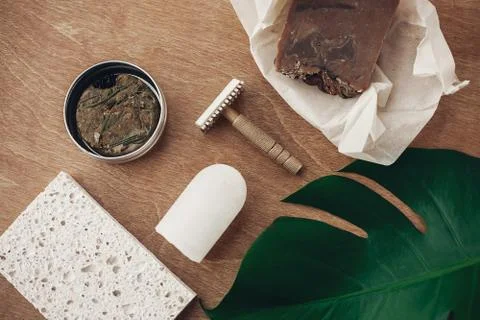 Zero waste flat lay. Natural soap, solid shampoo in metal tin, reusable razor 스톡 사진