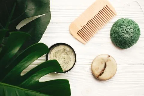 Zero waste flat lay. Natural eco friendly solid shampoo bar, wooden brush,  c 스톡 사진