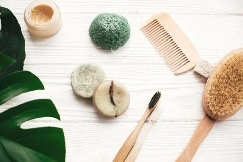 Zero waste flat lay. Natural solid shampoo bar, bamboo toothbrushes, wooden b 스톡 사진