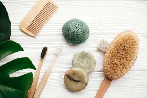 Zero waste flat lay. Natural solid shampoo bar, bamboo toothbrushes, wooden b 스톡 사진