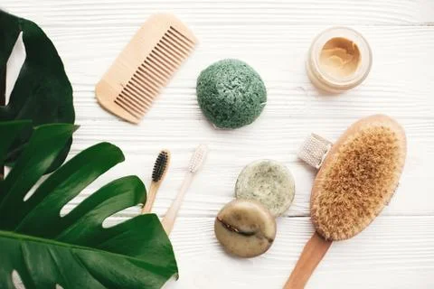 Zero waste flat lay. Natural solid shampoo bar, bamboo toothbrushes, wooden b 스톡 사진