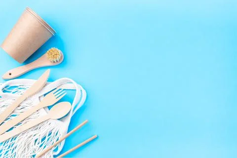 Zero waste or plastic free concept, wooden and paper utensil, reusable bag Foto stock