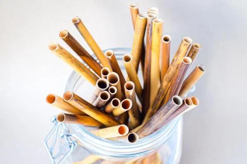 Zero waste reed drinking straws in glass jar Foto stock
