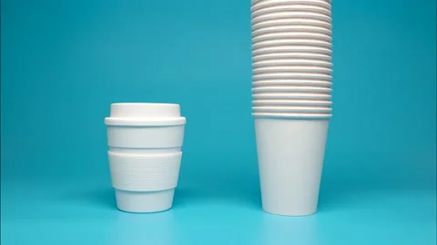 ZERO WASTE: Reusable mug and a many paper cups on a blue background Stockbeeldmateriaal 155365267