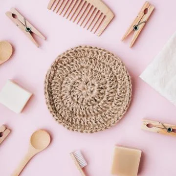 Zero waste set for bathing on light pink background. Foto stock
