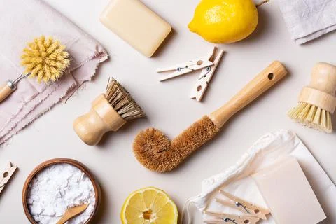 Zero waste set of plastic free kitchen cleaning utensils Foto stock