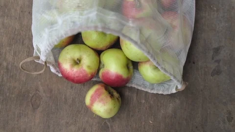 Zero waste shopping concept. Fresh organic apples in reusable produce bag Vídeos de archivo 113207079