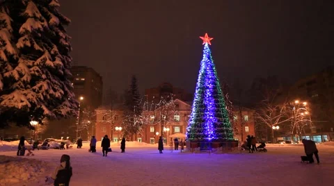 ZHELEZNODOROZNIY.RUSSIA - 2013: New Year tree on the square Stock Footage