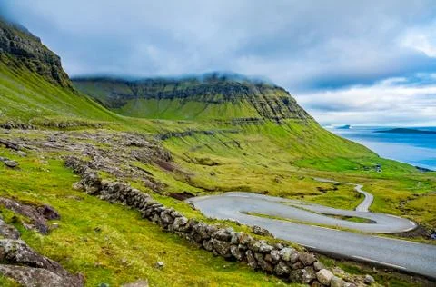 Zig Zag road in the valley down to the ocean Foto stock