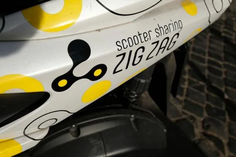 Zig Zag scooter sharing 스톡 사진