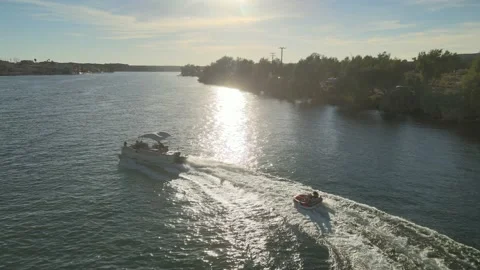 Zig Zagging Boat At Sunset Vídeo Stock 209305613