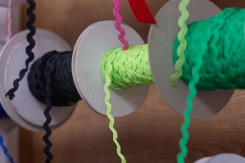 Zigzag braid of different colors on spools. Foto stock