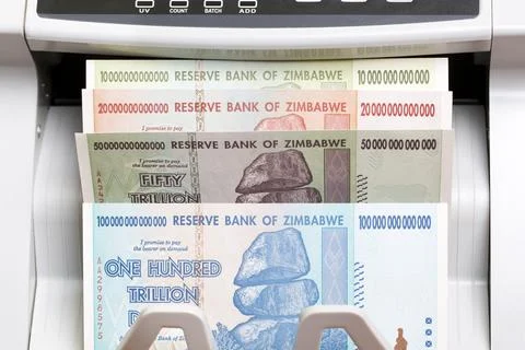 Zimbabwean dollar in the counting machine Foto stock