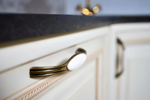 Zinc Alloy Antique Bronze Ceramic White Cabinet Handle selective focus close Foto stock