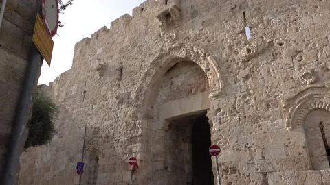 Zion Gate Jerusalem, Small car exit the gate Video stock 134641595