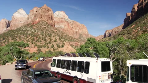 Zion shuttle and traffic Vídeos de archivo 65966644