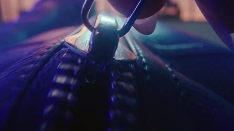 Zipper Closing a Leather Bag in a Smooth Motion Transition Effect 库存影片 331098795