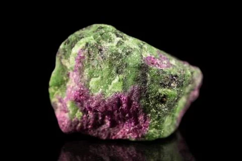 Zoisite and ruby Gemstone, black background, mineral, healing 스톡 사진