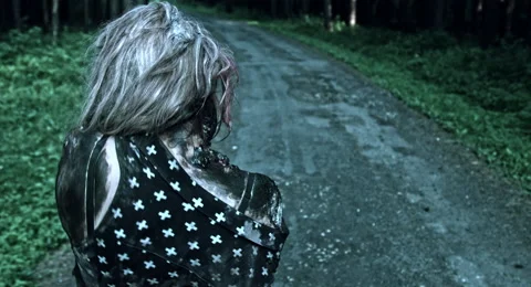 Zombies are walking through the woods. Vidéo 66857423