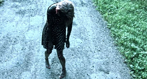 Zombies are walking through the woods. Vidéo 66877214
