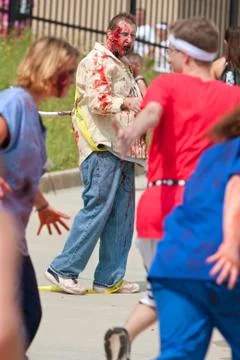 Zombies chase runners in 5k race Foto stock