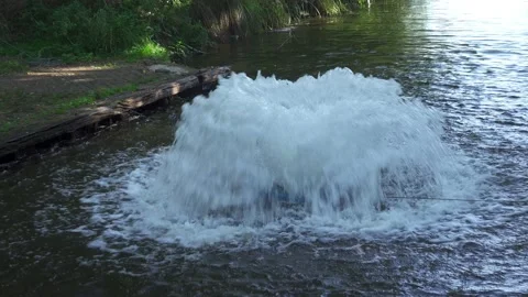 Zoom in to an aeration system in a lake, to increase the oxygen content Video stock 139537063