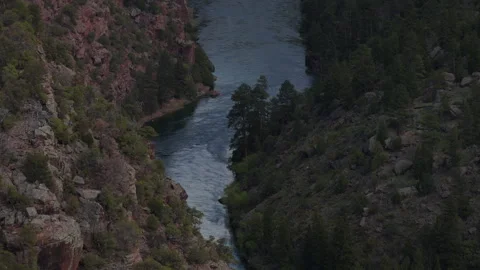 Zoom aerial of the Green River through the Flaming Gorge in north Utah in spring 動画素材 334875417
