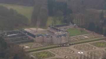 Zoom in aerial of 'Paleis het Loo' Stock Footage 85916417