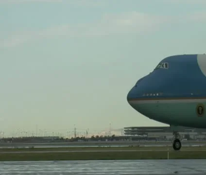 Zoom on Air Force One gliding on tarmac 스톡 동영상 21677804