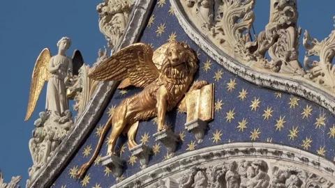 Zoom back close up detail of the Gothic architecture &amp; the Lion of St Marks,  Stock Footage 83342914