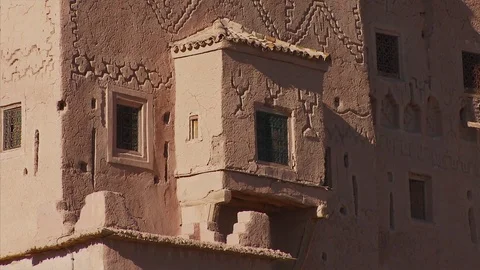 Zoom back from close up of the exterior of the mud brick Kasbah of Taourirt, Oua Stock Footage 74409809