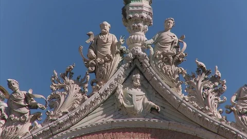 Zoom back from close up to see the Basilica of Saint Mark, Venice, Veneto, Italy Stock Footage 74550761