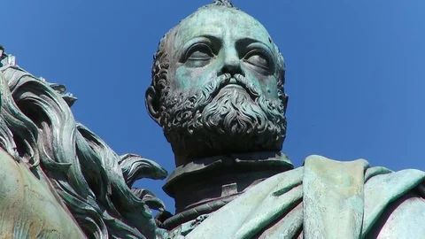 Zoom back from close up statue of Cosimo Medici, Piazza della Signoria, Florence Vídeos de archivo 74812360