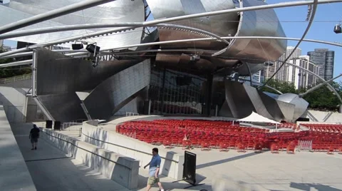 Zoom in on the bandstand at Millenium Park in Chicago 動画素材 43129074