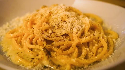 Zoom in on Caccio e Pepe, A Roman specialty pasta Stock Footage 322133340