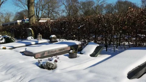 Zoom In on cemetery in the snow. Vídeos de archivo 148739839