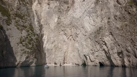 Zoom in into the cliffs in Zakynthos Vídeos de archivo 188046188
