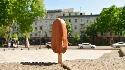 Zoom in close up slow motion ice cream melts in very hot summer day in dire.. Vídeos de archivo 308148204